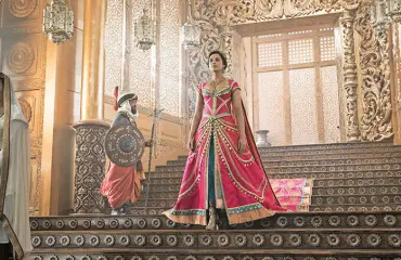 Aladdin-leffan kaunotar Naomi Scott on uusi Charlien enkeli: ”Kärsin edelleen fanityttö-kohtauksista”