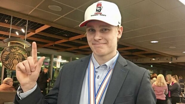 Tässäkö Suomen tavotelluin poikamies? Torille tänä iltana suuntaava Kaapo Kakko kertoi Seiskalle: 'Siellä Turussa on niin paljon kauniita naisia' Kaapo Kakko