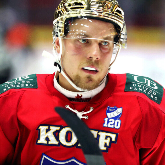 Lahdessa kiekko-oppinsa saanut Juhani 'Julle' Tyrväinen nousi MM-kisakoneeseen ja maailmanmestariksi kiekkoiltuaan väkevän kauden HIFK:ssa. Lahdessa kiekko-oppinsa saanut Juhani 'Julle' Tyrväinen nousi MM-kisakoneeseen ja maailmanmestariksi kiekkoiltuaan väkevän kauden HIFK:ssa.