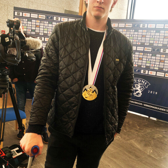 KalPan sisupussi ja tuore maailmanmestari Eetu Luostarinen, 20, painelee kävelykepeillä Leijonien kultajuhlissa. KalPan sisupussi ja tuore maailmanmestari Eetu Luostarinen, 20, painelee kävelykepeillä Leijonien kultajuhlissa.