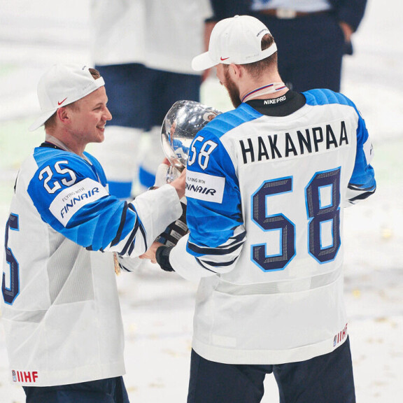Toni Rajala ja Jani Hakanpää juhlivat maailmanmestaruutta. Ja ne juhlat jatkuvatkin sitten pitkään. Toni Rajala ja Jani Hakanpää juhlivat maailmanmestaruutta. Ja ne juhlat jatkuvatkin sitten pitkään.