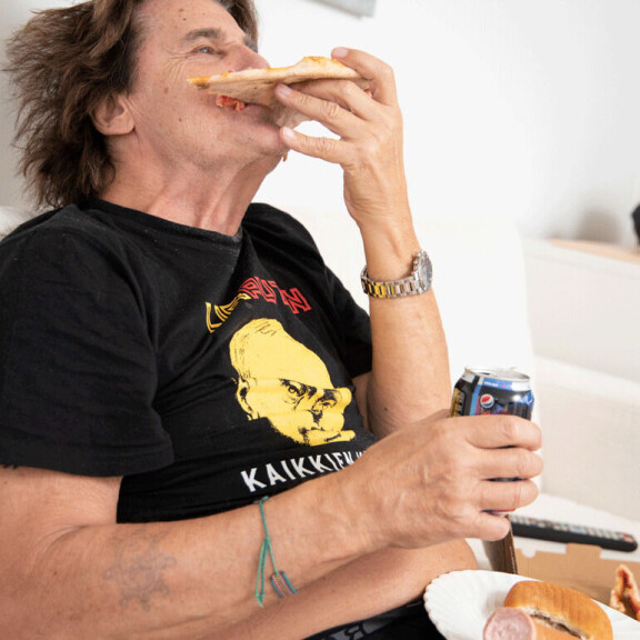 Frederik ahmii harmissaan rasvaista pizzaa suuhunsa. - Nyt v***aa niin ettei veri kierrä, hän murisee. Frederik ahmii harmissaan rasvaista pizzaa suuhunsa. - Nyt v***aa niin ettei veri kierrä, hän murisee.