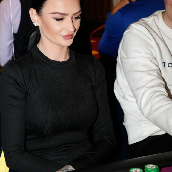 Laine Bruce osallistui Seiskan pokeriturnaukseen vailla kokemusta korttipeleistä. Laine Bruce osallistui Seiskan pokeriturnaukseen vailla kokemusta korttipeleistä.