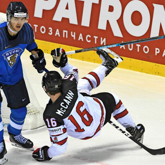 Ja siitä katolleen! Slovakian MM-kisoissa Oliwer huolehtii, ettei vastustajilla ole asiaa Suomen maalille. Sen sai tuta myös Kanadan Jared McCann. Slovakian MM-kisoissa Oliwer huolehtii, ettei vastustajilla ole asiaa Suomen maalille. Sen sai tuta myös Kanadan Jared McCann.
