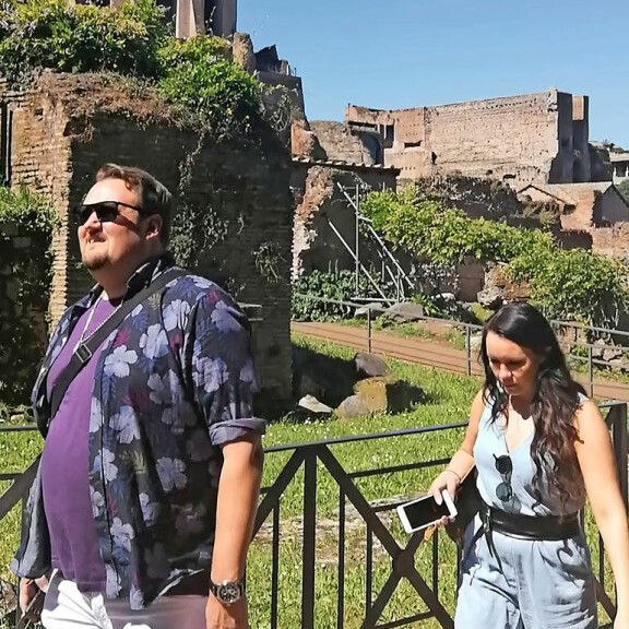 Sami ja Saija käppäilivät perätysten muinaisen Rooman raunioilla. – Silti heidän lämpimät välinsä tulivat kyllä erittäin hyvin selväksi, Roomasta juorutaan. Sami ja Saija käppäilivät perätysten muinaisen Rooman raunioilla. – Silti heidän lämpimät välinsä tulivat kyllä erittäin hyvin selväksi, Roomasta juorutaan.