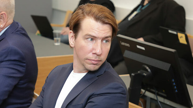 Syyttäjä vaatii Aku Hirviniemelle sakkorangaistusta – syyte: näyttelijä kutsui alaikäiset tytöt kotiinsa, kosketteli sopimattomasti! Aku Hirviniemi
