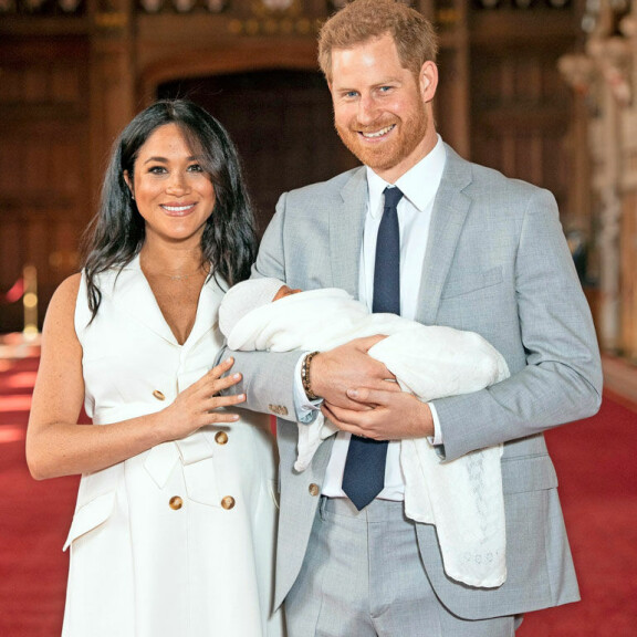 Sokkotreffeiltä herttuapariksi! Esikoispoika mullisti Harryn ja Meghanin elämän – muistatko kohusuhteen hurjimmat käänteet? Meghan ja Harry.