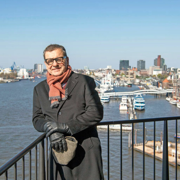 Antti Heikkilä avautuu elämästään Elphi-konserttitalon näköalaparvekkeella. – Tiesin, että kirjastani syntyy jälleen kova kohu. Sanoinkin vaimolle ennen julkaisua, että tällä kertaa täytyy hankkia luotiliivit, Antti nauraa. Antti Heikkilä avautuu elämästään Elphi-konserttitalon näköalaparvekkeella. – Tiesin, että kirjastani syntyy jälleen kova kohu. Sanoinkin vaimolle ennen julkaisua, että tällä kertaa täytyy hankkia luotiliivit, Antti nauraa.