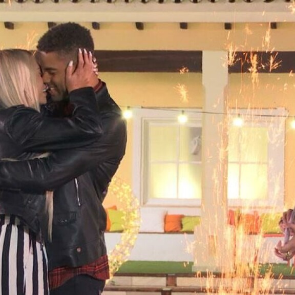 Aura ja Jeffrey voittonsa jälkeen. Kuvassa myös Love Islandin juontaja Shirly Karvinen. Aura ja Jeff