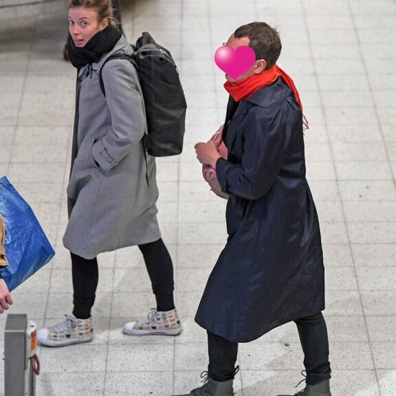 Salakuvat Li Anderssonin uudesta rakkaasta: pinkoivat yhdessä paparazzia pakoon – katso! Rautatieaseman Kompassi-tasanteelta samaan tyyliin pukeutuneet rakastavaiset kirmaisivat metrotunnelin syvyyksiin.