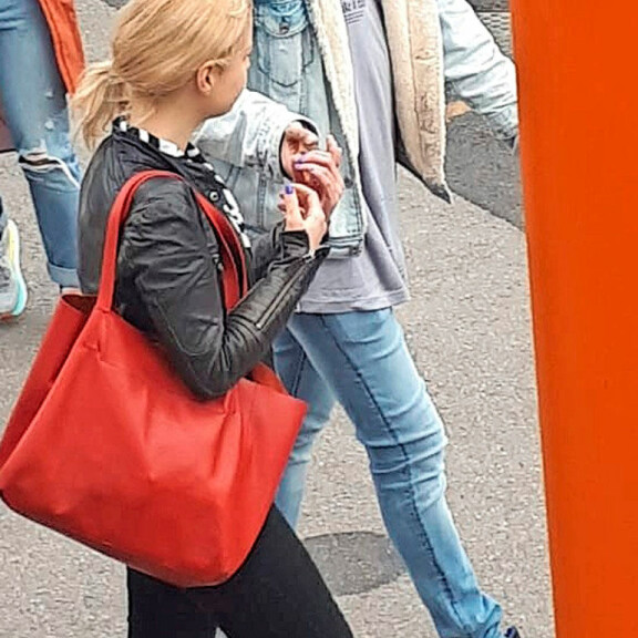Julkkispariskunta keräsi katseita, ja komea Roope herätti supattelua tyttöjen keskuudessa. Julkkispariskunta keräsi katseita, ja komea Roope herätti supattelua tyttöjen keskuudessa.