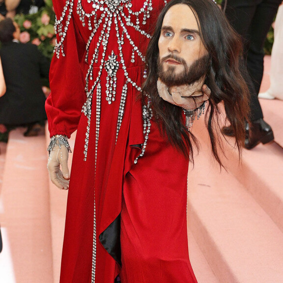 Jared Leto pelotteli irtopäällä, Emily Blunt säihkyi kultaisena merenneitona – Seiskan muotipoliisi ratsasi Met-gaalan erikoisimmat asut! Jared Leto