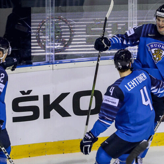 Historiallisen hienon häkin syöttänyt Lehtonen riensi onnittelemaan Kaapoa. Historiallisen hienon häkin syöttänyt Lehtonen riensi onnittelemaan Kaapoa.
