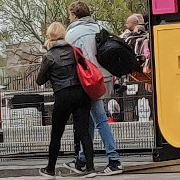 Roopella ja Helmi-Leenalla oli kummallakin suuret laukut kannettavina. – Olisivatkohan viettäneet koko viikonlopun Tampereella, lukijat arvelevat. Roopella ja Helmi-Leenalla oli kummallakin suuret laukut kannettavina. – Olisivatkohan viettäneet koko viikonlopun Tampereella, lukijat arvelevat.