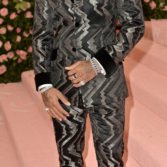 Jared Leto pelotteli irtopäällä, Emily Blunt säihkyi kultaisena merenneitona – Seiskan muotipoliisi ratsasi Met-gaalan erikoisimmat asut! Lewis Hamilton