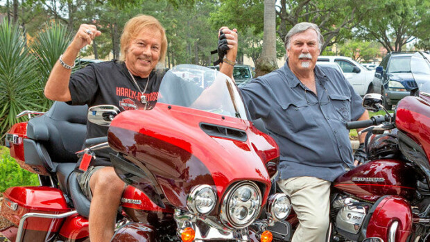 Iloinen jälleennäkeminen! Viihdekonkari Danny, 76, löysi Pekka-veljensä, 74, Texasista: ”Käyn luonasi aivan liian harvoin” – kuvat helteisestä Houstonista! Danny matkusti veljensä luo Texasiin.