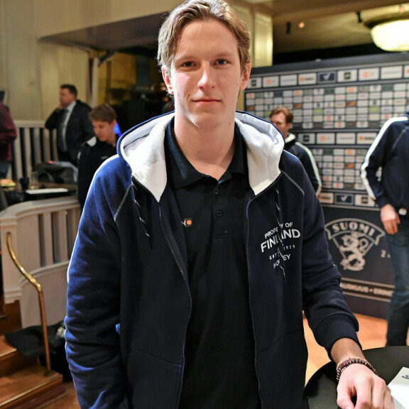 Lierihattuinen trendsetteri, komeuden perikuva ja viikinkimäinen veistos – tässä ovat Leijonien MM-joukkueen kuumimmat komistukset! Eetu Luostarinen