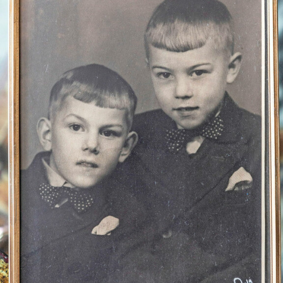 Suomen Satakunta seitsemän vuosikemmentä sitten. Pekka (vas.) ja Danny pikkupoikina. Suomen Satakunta seitsemän vuosikemmentä sitten. Pekka (vas.) ja Danny pikkupoikina.