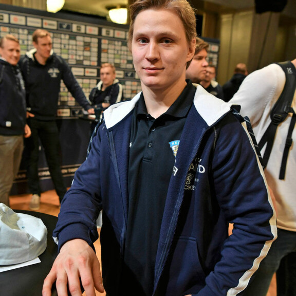 Lierihattuinen trendsetteri, komeuden perikuva ja viikinkimäinen veistos – tässä ovat Leijonien MM-joukkueen kuumimmat komistukset! Joel Kiviranta