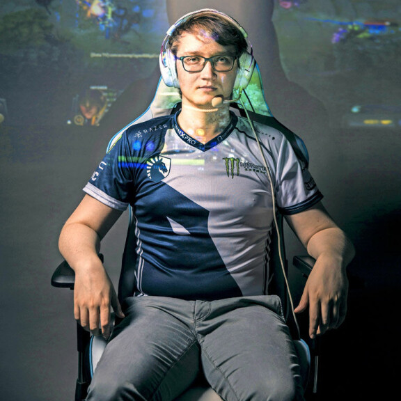 Suomalaisen e-urheilun tulokuningas Lasse 'Matumbaman' Urpalainen on saanut Dota 2 -strategiapeliä pelaamalla turnauspalkintoina miljoonatulot. Suomalaisen e-urheilun tulokuningas Lasse 'Matumbaman' Urpalainen on saanut Dota 2 -strategiapeliä pelaamalla turnauspalkintoina miljoonatulot.