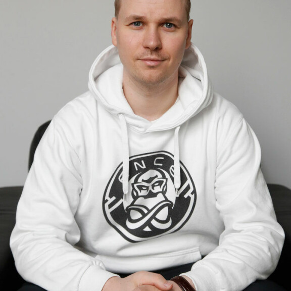 Slaava Räsänen valmentaa e-urheilun suomalaishuippuja. Slaava Räsänen valmentaa e-urheilun suomalaishuippuja.