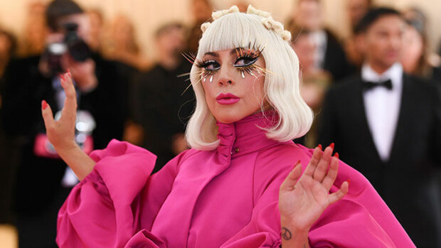 Katso ja hämmästy! Lady Gaga MET-gaalassa supermuhkeana - hillui lopuksi alusvaatteisillaan! Lady Gaga