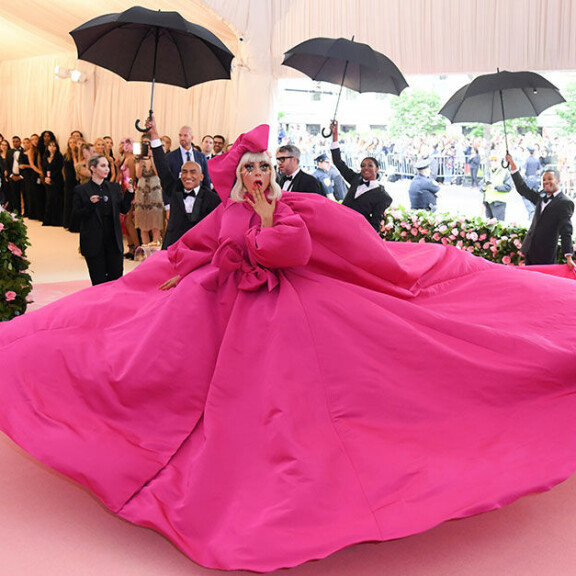 Katso ja hämmästy! Lady Gaga MET-gaalassa supermuhkeana - hillui lopuksi alusvaatteisillaan! Lady Gaga