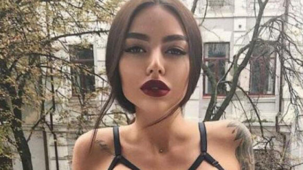 Tissikaviaarit! Haluaisitko nauttia luksusherkun tältä 'tarjottimelta'? Alena julkaisee seksuaalisia kuvia tasaisena virtana
