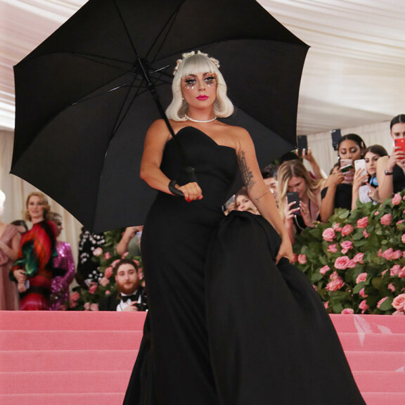 Katso ja hämmästy! Lady Gaga MET-gaalassa supermuhkeana - hillui lopuksi alusvaatteisillaan! Lady Gaga