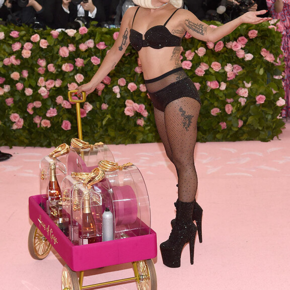 Katso ja hämmästy! Lady Gaga MET-gaalassa supermuhkeana - hillui lopuksi alusvaatteisillaan! Lady Gaga