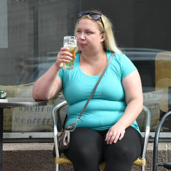 Henna Kalinainen istui oluella 2015 ja Seiska julkaisi naisesta paparazzikuvia. Henna Kalinainen istui oluella 2015 ja Seiska julkaisi naisesta paparazzikuvia.