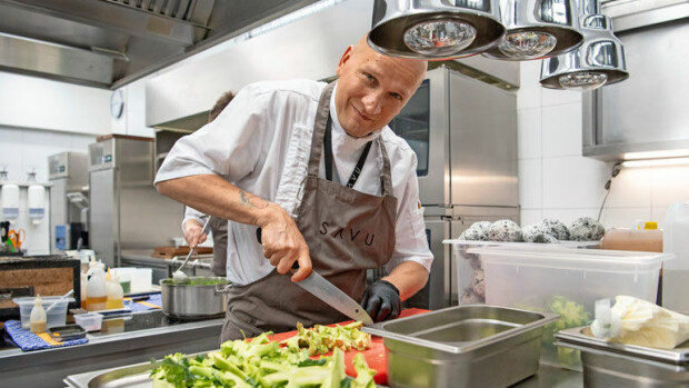 ”Sairastahan tämä on!” – huippukokki Sauli Kemppainen raataa Berliinissä 15 tuntisia työpäiviä! Sauli Kemppainen tekee pitkää päivää keittiössä.