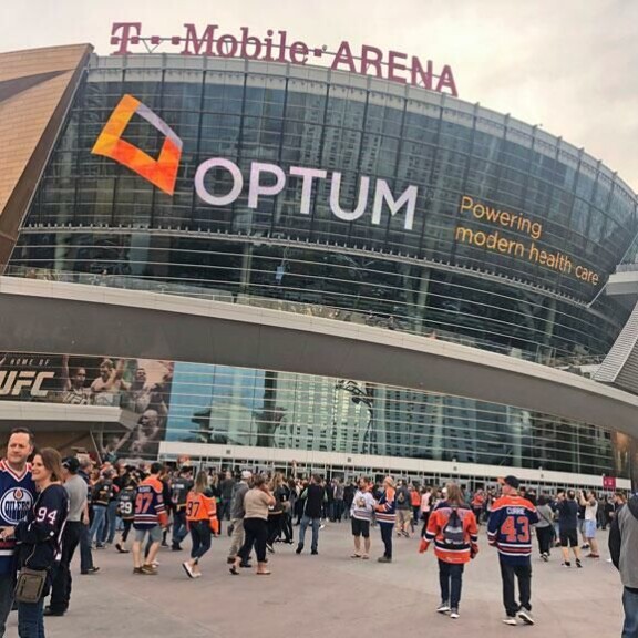 Golden Knights pelaa loppuunmyydyille yleisöille. – Eihän sitä olisi ikinä uskonut, että täällä fanitetaan lätkää niin hurjasti, Erik ihmettelee. Golden Knights pelaa loppuunmyydyille yleisöille. – Eihän sitä olisi ikinä uskonut, että täällä fanitetaan lätkää niin hurjasti, Erik ihmettelee.