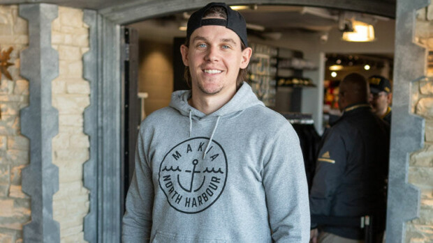 Tyrmäävän kauniin Kristen-rakkaansa kanssa avioituva kiekkotähti Erik Haula paljastaa häiden yksityiskohtia – Mikael Granlund bestmaniksi! Erik Haula menee naimisiin.