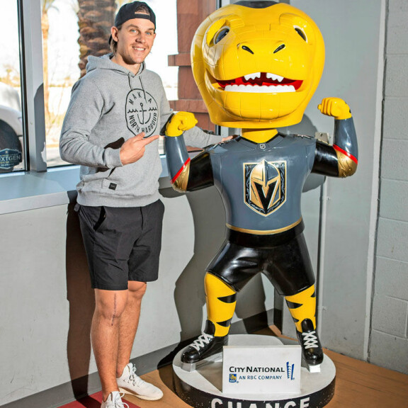Vegasin kiekkobuumi on niin käsittämätön, ettei sitä edes pysty selittämään. – Kyllä se pitää itse kokea, Erik naurahtaa. Porilaisen rinnalla Golden Knightsin maskotti Chance. Vegasin kiekkobuumi on niin käsittämätön, ettei sitä edes pysty selittämään. – Kyllä se pitää itse kokea, Erik naurahtaa. Porilaisen rinnalla Golden Knightsin maskotti Chance.