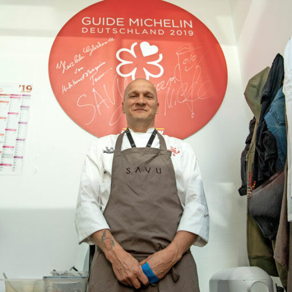 Saulin toimistossa on iso kyltti, joka kertoo Savun saamasta Michelin-tähdestä. Saulin toimistossa on iso kyltti, joka kertoo Savun saamasta Michelin-tähdestä.