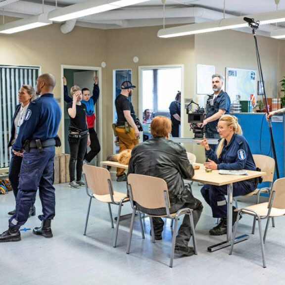Näyttelijätiimi ja muu työryhmä kiittelee heidän yhteistä hyvää energiaansa. Näyttelijätiimi ja muu työryhmä kiittelee heidän yhteistä hyvää energiaansa.
