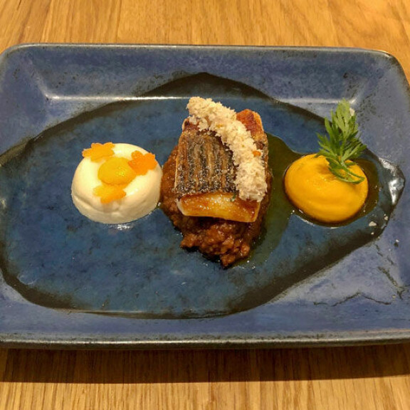 Illan aikana pöytään tupsahti myös meriahvenfileetä sekä tapas-tyyppisiä herkkuja. Illan aikana pöytään tupsahti myös meriahvenfileetä sekä tapas-tyyppisiä herkkuja.