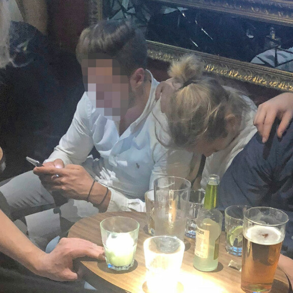 Sauli Koskinen nuokahti kesken baari-illan. Sauli Koskinen nuokahti kesken baari-illan.