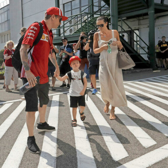 Lentoemännäksi Minttu ei enää kaipaa. – Olen tyytyväinen tämän hetkiseen elämääni. Pääsen olemaan yhtä sosiaalinen kotioloissa kuin olin lentoemäntänä. Lentoemännäksi Minttu ei enää kaipaa. – Olen tyytyväinen tämän hetkiseen elämääni. Pääsen olemaan yhtä sosiaalinen kotioloissa kuin olin lentoemäntänä.
