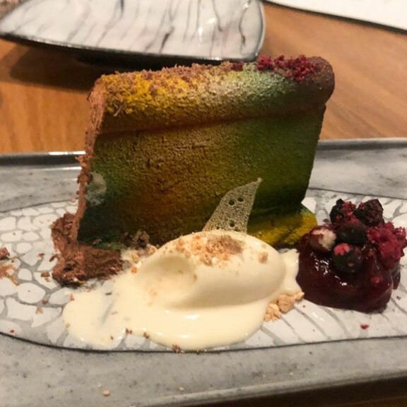 Illallisen päätti suomalaisesta suklaasta valmistettu Berliinin muuri. Illallisen päätti suomalaisesta suklaasta valmistettu Berliinin muuri.