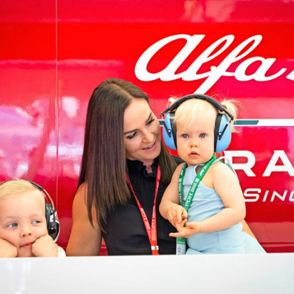 Minttu oli kannustamassa Kimiä pariskunnan Robin-pojan ja Rianna-tyttären kanssa Bahrainin F1-osakilpailussa. Minttu oli kannustamassa Kimiä pariskunnan Robin-pojan ja Rianna-tyttären kanssa Bahrainin F1-osakilpailussa.