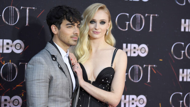 Kuvankaunis Game of Thrones -tähti Sophie Turner meni naimisiin Las Vegasissa - Elvis vihki, nimettömiin karkkisormukset! got