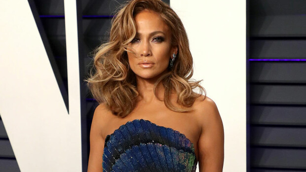 Jennifer Lopezin uhkeus vyöryy silmille - superseksikästä mekkoa ei ole pituudella pilattu - kuva! Jennifer Lopez