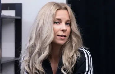  Oho! Näin sheikkaa Krista Siegfrids vappuhulinoissa Helsingissä ja miten rohkeassa asussa! 