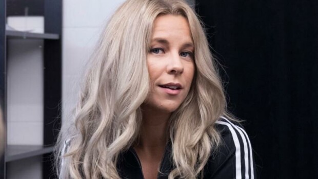 Oho! Näin sheikkaa Krista Siegfrids vappuhulinoissa Helsingissä ja miten rohkeassa asussa! Krista vappufiiliksissa - katso video
