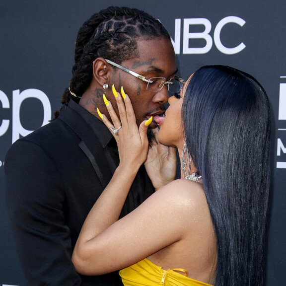 Hiplailua ja övereitä kielareita! Cardi B:n ja raikulirakkaan käytös kummastutti Billboard-gaalan punaisella matolla – kuvat! Offset ja Cardi B