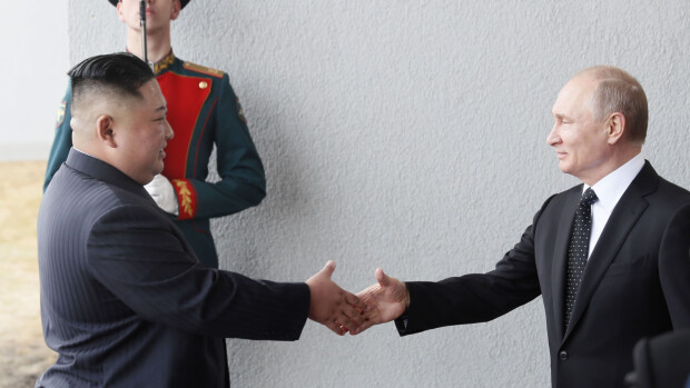No nyt on tuliaiset! Putin antoi Pohjois-Korean diktaattorille hienon teeastiaston - Kim Jong-un lahjoitti miekan! Putin Kim Jong-un