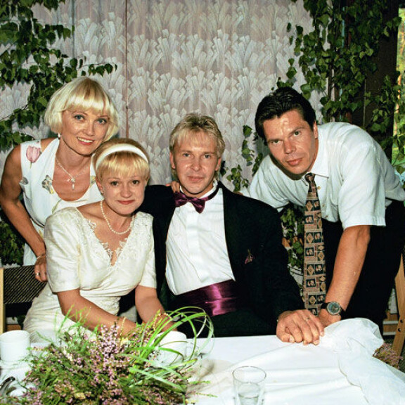 Jussi ja laulajavaimonsa Päivi Kautto- Niemi (vas.) juhlivat Matti ja Sari Paanalan häitä vuonna 1996. Jussi ja laulajavaimonsa Päivi Kautto- Niemi (vas.) juhlivat Matti ja Sari Paanalan häitä vuonna 1996.