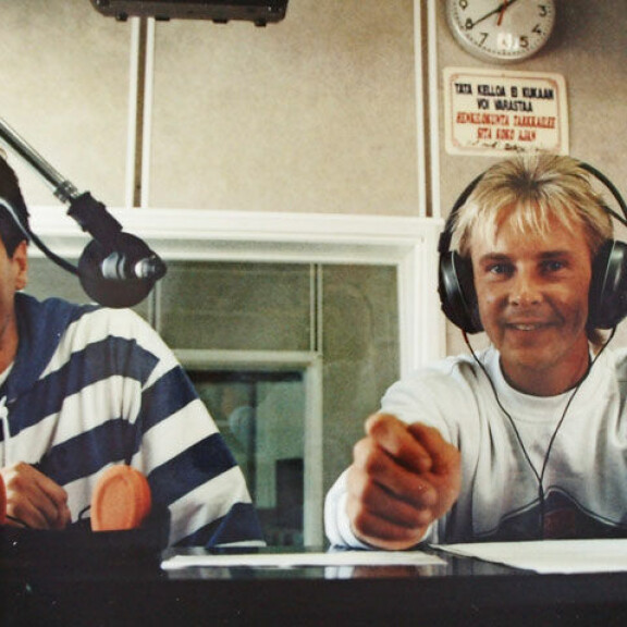 Matin debyyttilevystä tuli valtaisa hitti, ja media oli perässä koko ajan. Kuva radiostudiosta 1992. Matin debyyttilevystä tuli valtaisa hitti, ja media oli perässä koko ajan. Kuva radiostudiosta 1992.